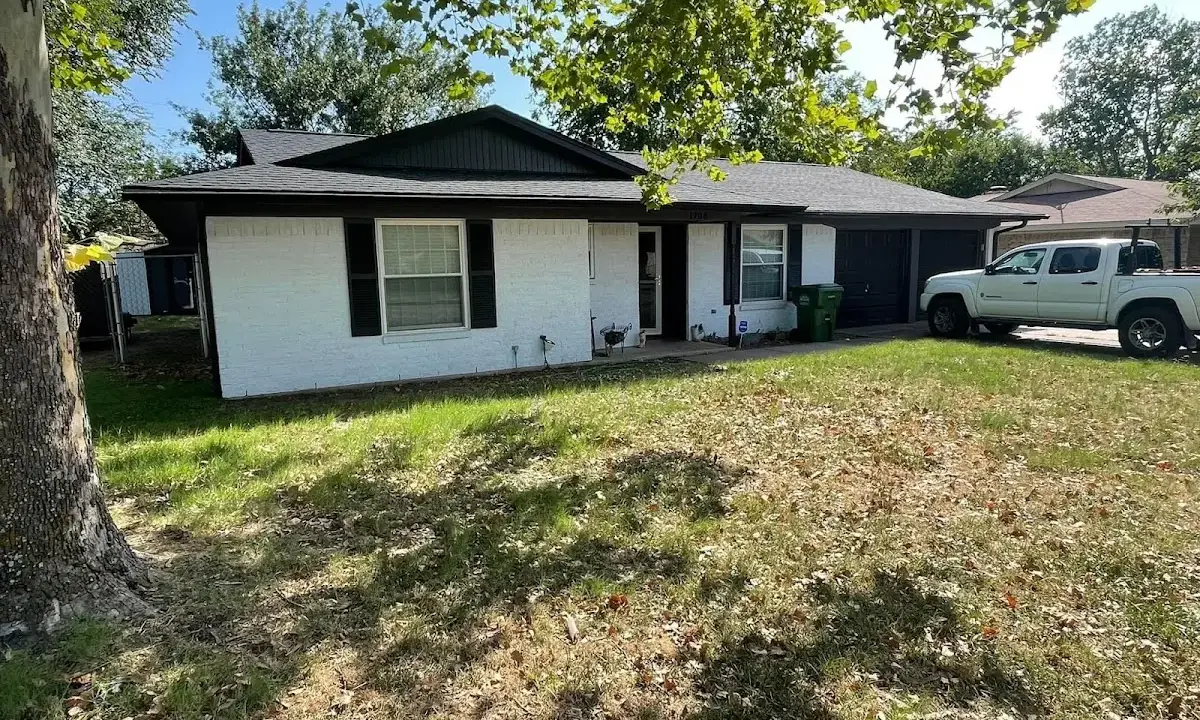 Professional roofing crew working on a residential roof in Bremen